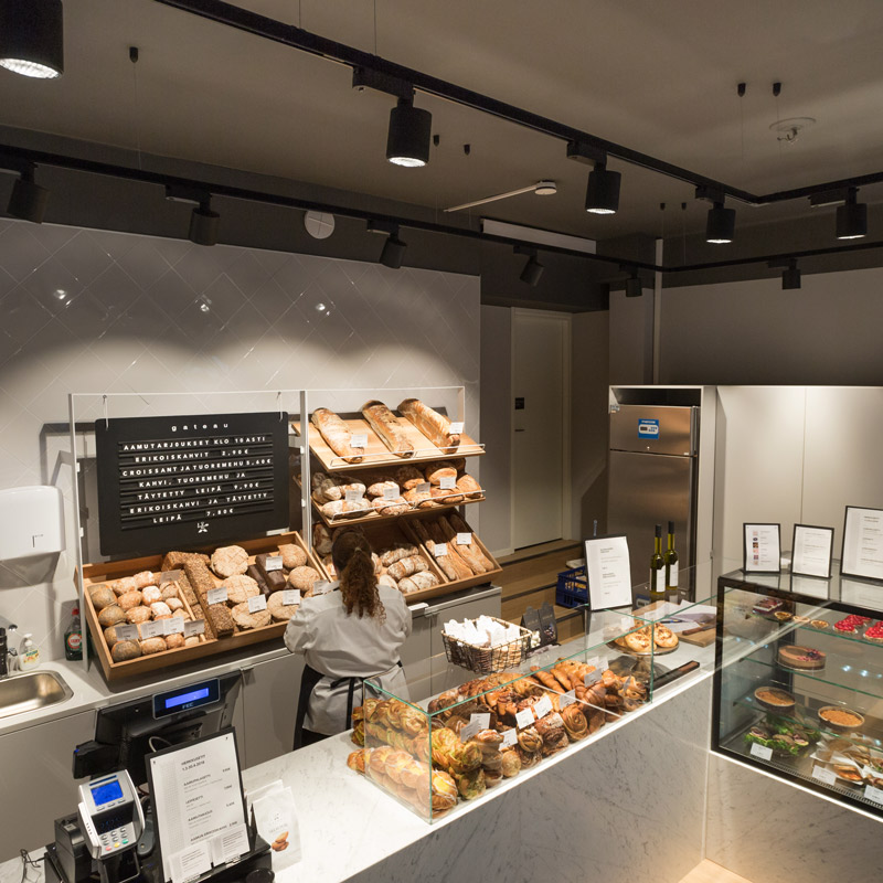 Gateau Suomi – Lämminsävyinen 2700K-valo korostaa artesaanileipomon tuotteita.